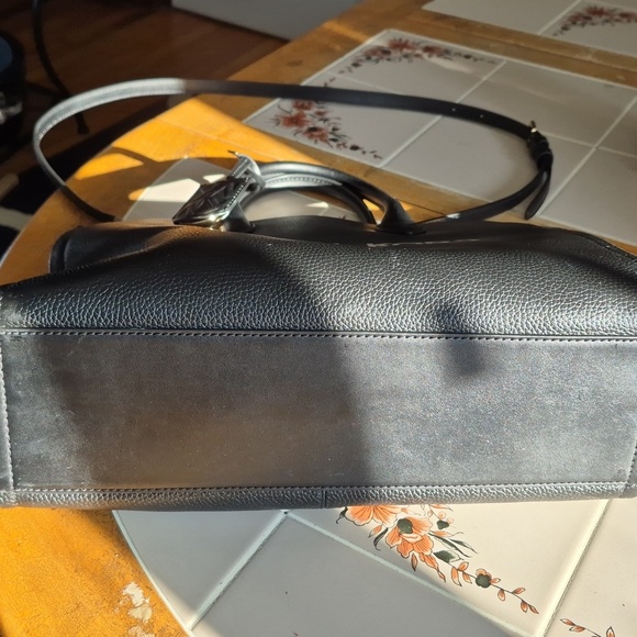 Michael Kors Black Leather Mirella Tote Bag-pre-loved! - Picture 4 of 14